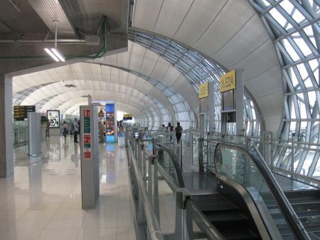 バングラデシュ出張途中タイ国際空港にて(1)_200102