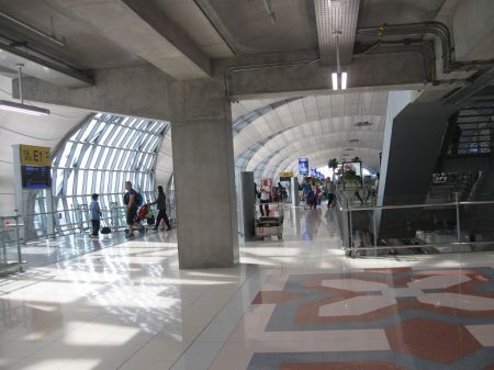 バングラデシュ出張途中タイ国際空港にて(2)_200102