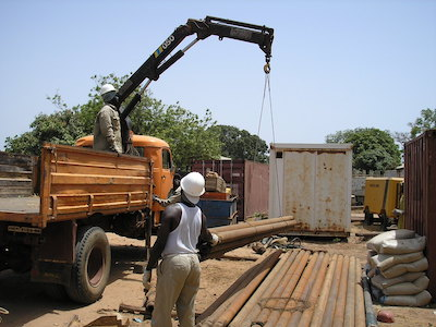 ガンビア_井戸掘削準備_050529