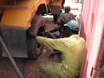 ガンビア_井戸掘削準備_050529 (2)