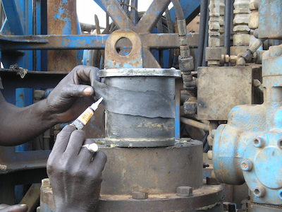 井戸堀機材修繕(2)_050821