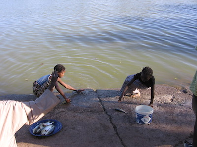 2期川で魚を洗ったり水を汲んだりする女たち_061202