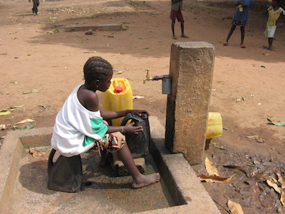 第3期建設時既存井戸で水を組む子供_070709