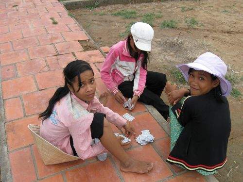 090402_サイト調査時_構内で遊ぶ小学生_90402