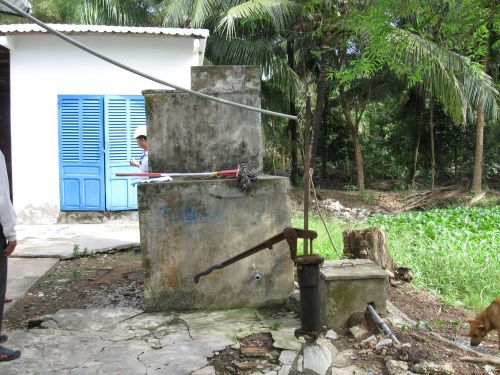 090402_サイト調査時_小学校使えなくなった井戸_090402