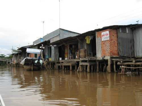 090402_サイト調査時_川辺に立つ水上家屋_ 090402
