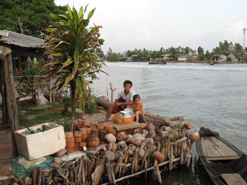 090429_サイト調査時_メコン川のヤシの実売り_090429
