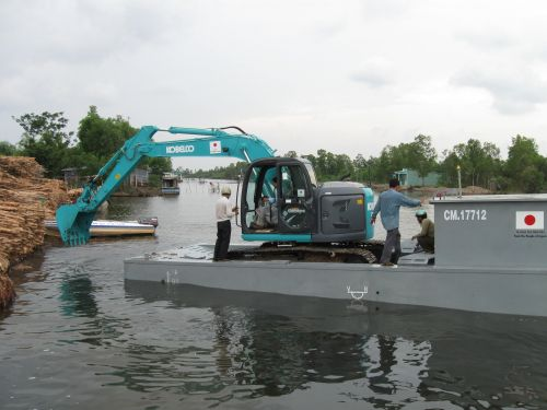 090507_サイト引渡し_日本供与の重機でDredging_090507