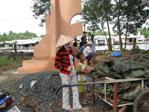 090617_サイト引渡し_リヤカーで果物を売る親子_090617