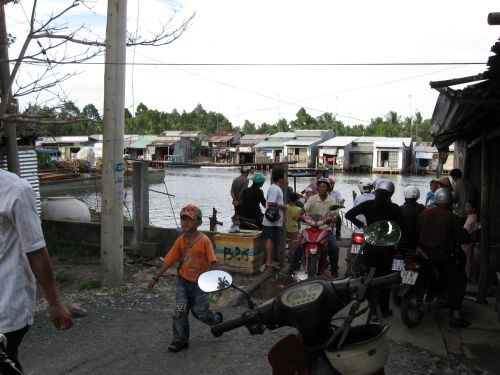 090617_サイト引渡し_渡しを利用する村人たち(1)_090617