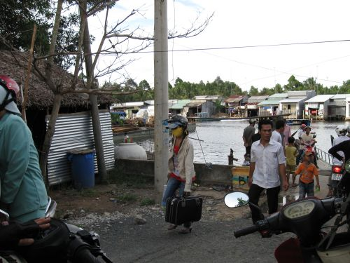 090617_サイト引渡し_渡しを利用する村人たち(2)_090617