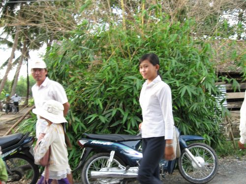 090617_サイト引渡し_渡しを利用する村人たち(3)_090617