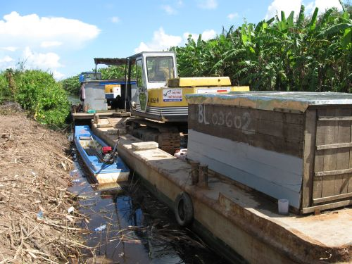 090702_サイト引渡し_重機はボートで運搬_090702