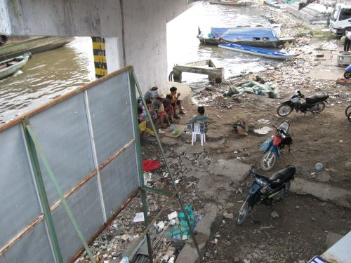 090730_サイト引渡し_ボート乗り場の橋の下は貝ヤ魚売り場_090730