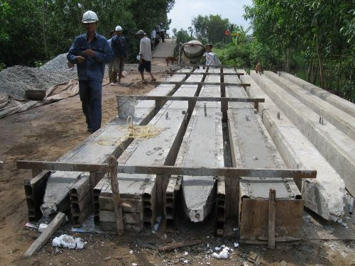 090730_サイト引渡し_橋建設用のコンク杭(1)_090730