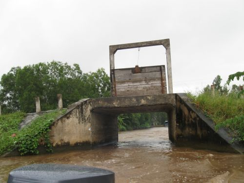 091008_メコン川_水門_091008