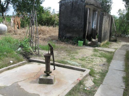 091106_既存小学校の使われていない井戸_091106