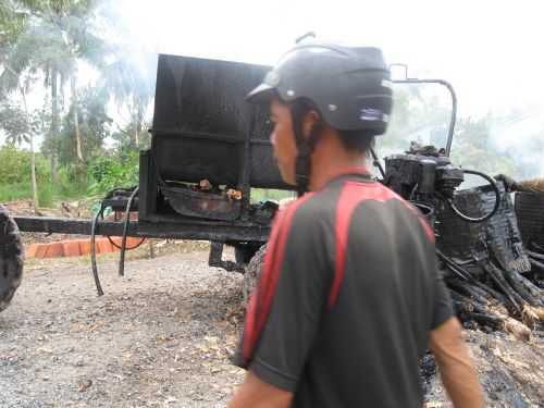 091201_道路工事施工中(5)_舗装用ビチュメン散布_091201