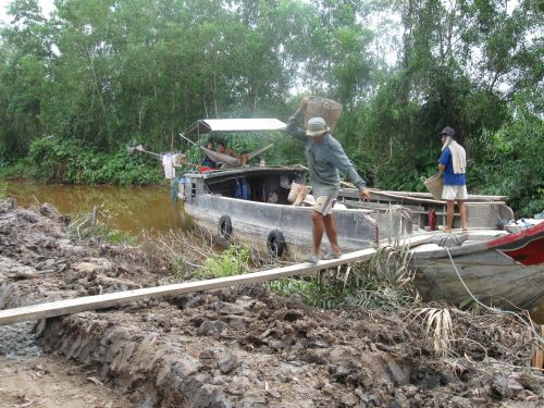 091201_道路工事施工中2)_材料はボートから人力で運搬_091201