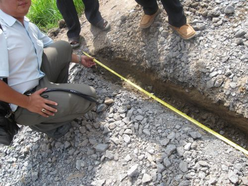 091203_道路工事施工チェック中(1)_091203