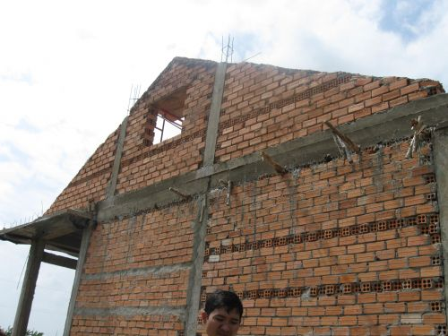 091203_小学校屋根部レンガ工事施工中_091203