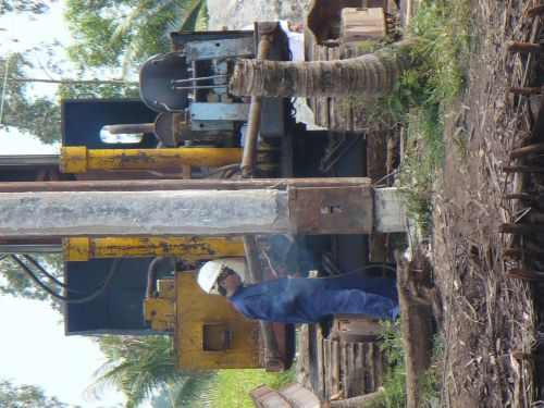 091224_橋用コンクリート杭打設開始_091224