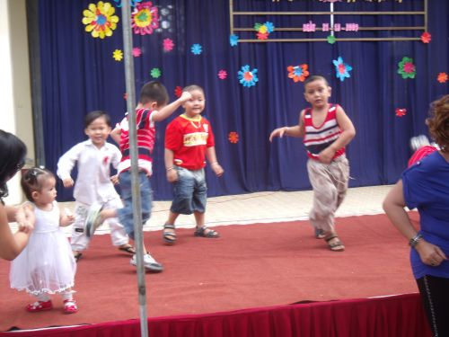 100209_保健所竣工パーティー時外で遊ぶ子供たち_(12)_100209