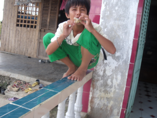 100209_既存保健所で遊ぶ子供(9)_100209_コピー