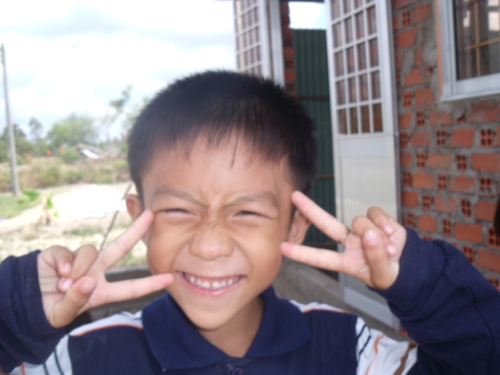 100209_既存保健所で遊ぶ子供たち(2)_100209_コピー