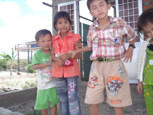 100209_既存保健所で遊ぶ子供たち(3)_100209_コピー