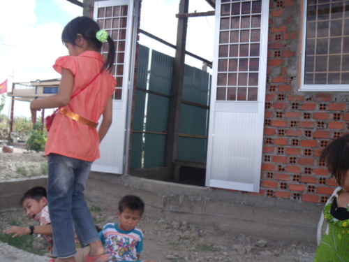 100209_既存保健所で遊ぶ子供たち(4)_100209_コピー