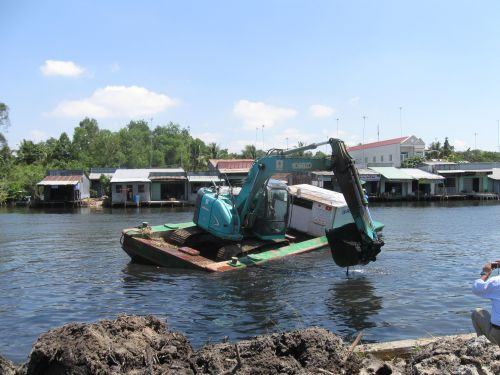 100225_日本納入重機で浚渫作業_100225
