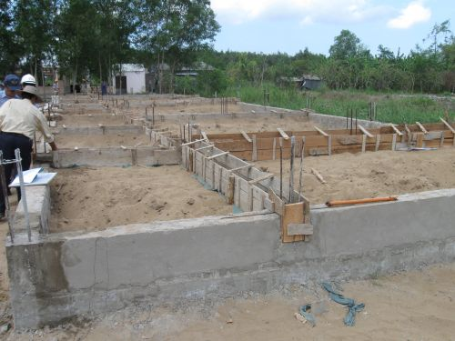 100324_小学校基礎梁型枠&配筋施工中(2)_100324