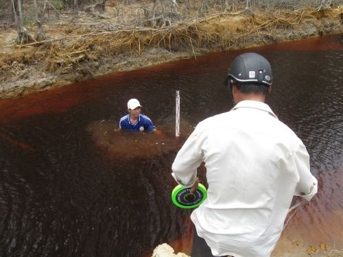 100326_運河施工_水深&幅等チェック中(2)_100326