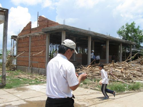 100420_保健所新築棟壁レンガ工事進捗中_100420