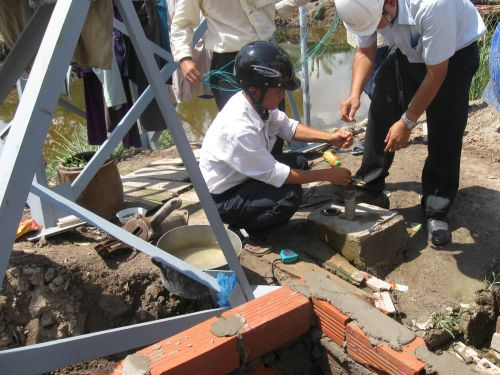 100420_森林火災監視鉄塔施工中(1)_100420