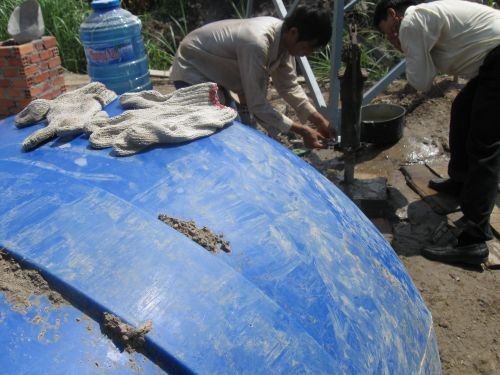 100420_森林監視基地裏に据付けるFRP製水タンク_100420