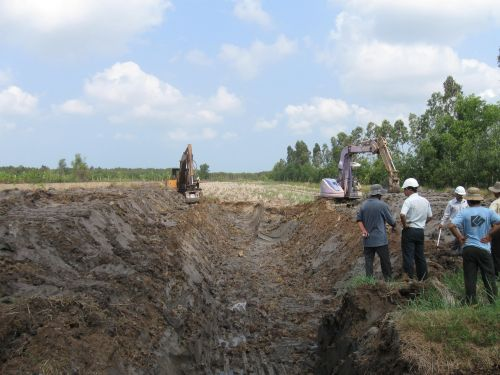 100427_エンバンクメント_水路施工中(3)_100427