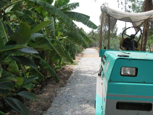 100428_新設道路工事(2)_表層部締固め工事進捗中_100428