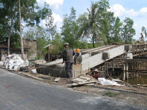 100510_新設橋_コンク打設後型枠撤去中_100510