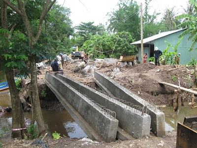 100526小規模橋_PC材設置試行中_00526
