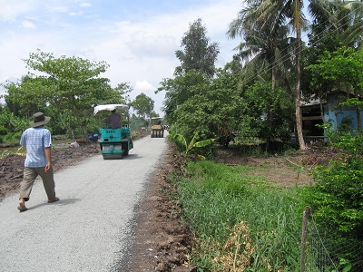 100528_新設道路_砂利層締固め工事進捗中(1)_100528