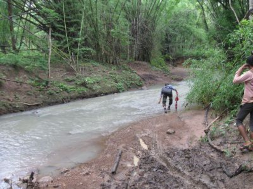 130624_地方施設への雨季の難路はオートバイで(2)_130624_コピー