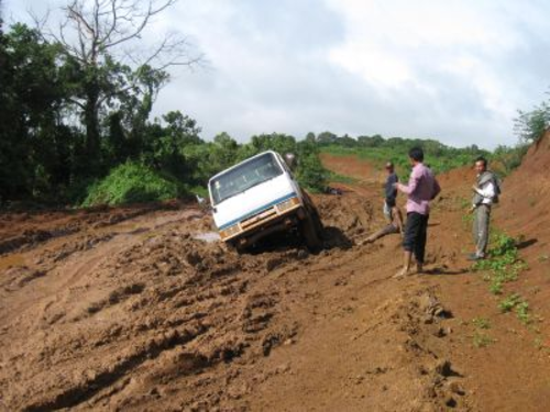 130727_地方への雨季の難路は思わぬアクシデントが_130727_コピー