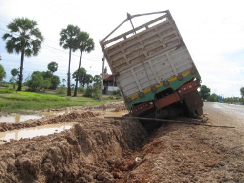 130829_雨季、地方道路はスタックしている車両が多い_130829_コピー