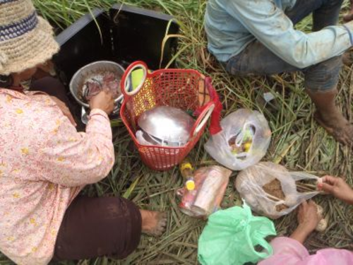 130920_スタックしたバスの横でお昼をする130920_コピー