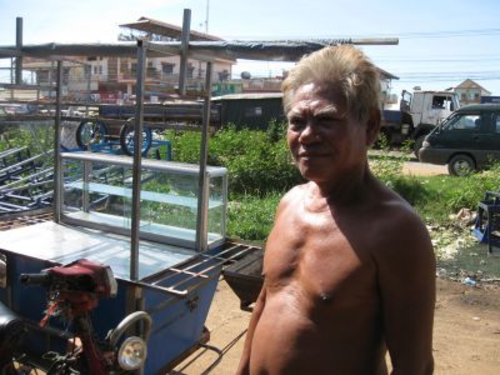 140820_サイト近所の売店のオッサン_140820_コピー