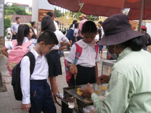 140912_小学校前の売店に群がる小学生たち_140912_コピー